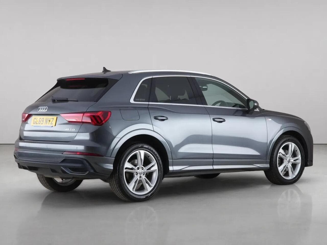 Audi Q3 thumbnail Rear Right
