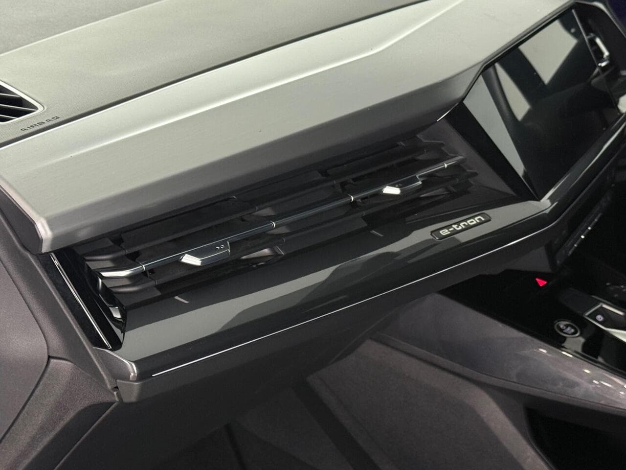 Audi Q4 e-tron thumbnail Interior Front