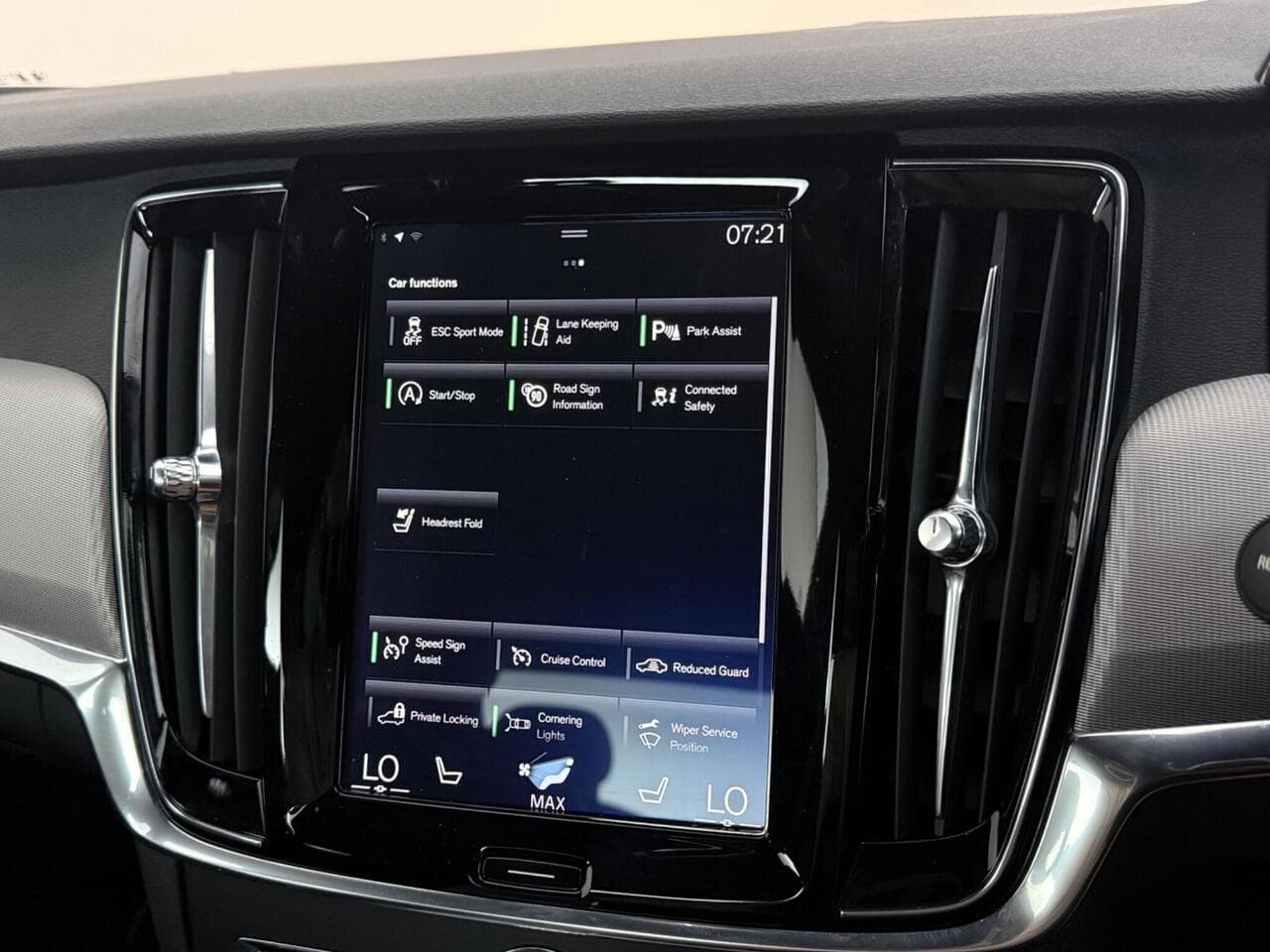 Volvo S90 thumbnail Infotainment System
