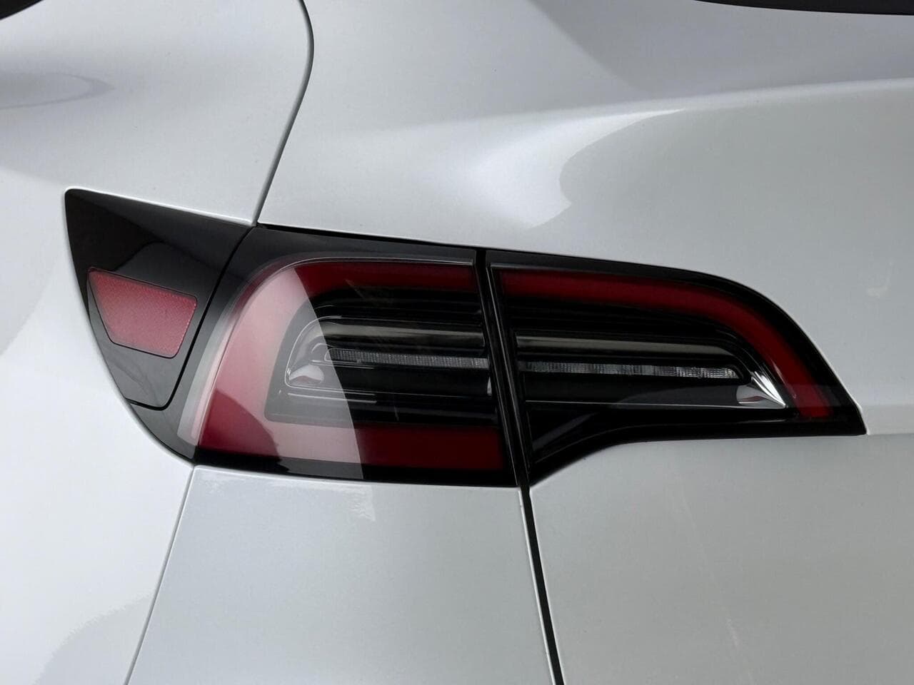 Tesla Model Y thumbnail Lights Rear