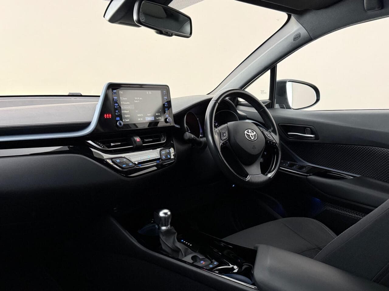 Toyota C-HR thumbnail Interior Front