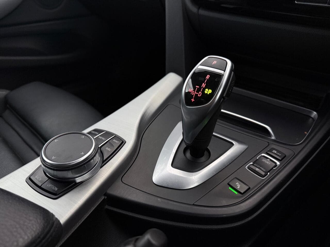 BMW 4 Series thumbnail Interior Front