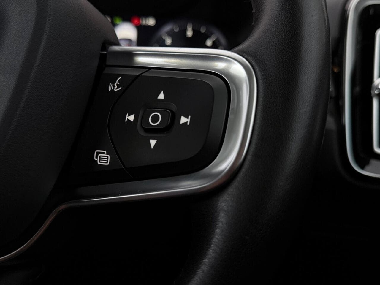 Volvo XC40 thumbnail Misc Controls