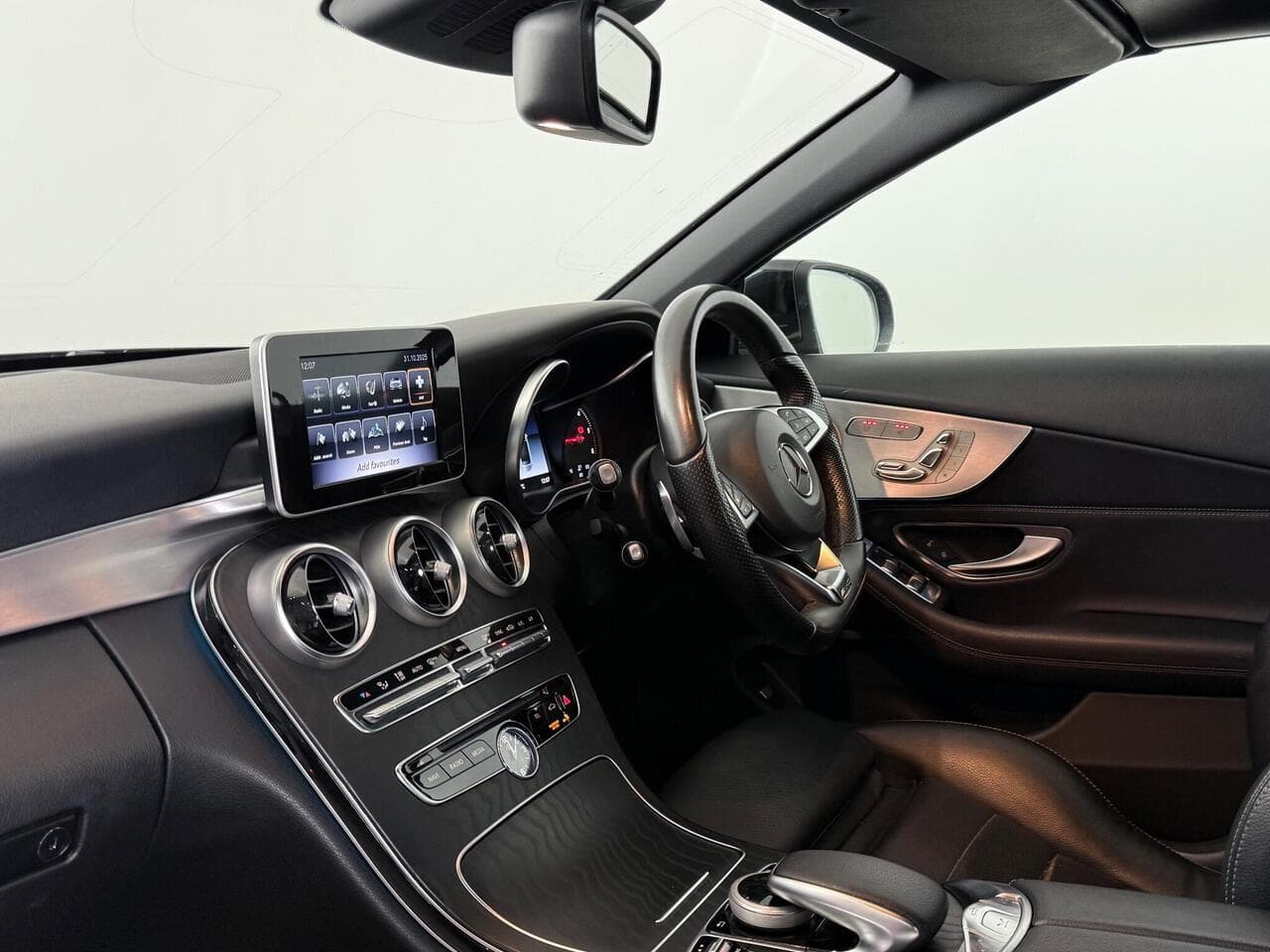 Mercedes-Benz C Class thumbnail Interior Front