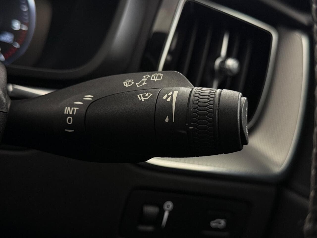 Volvo XC60 thumbnail Misc Controls