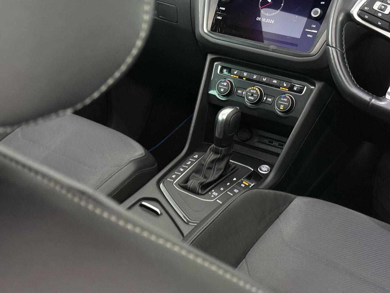 Volkswagen Tiguan thumbnail Interior Front