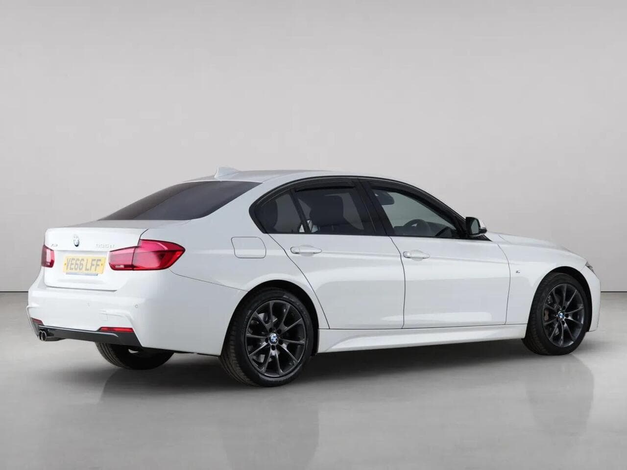 BMW 3 Series thumbnail Rear Right