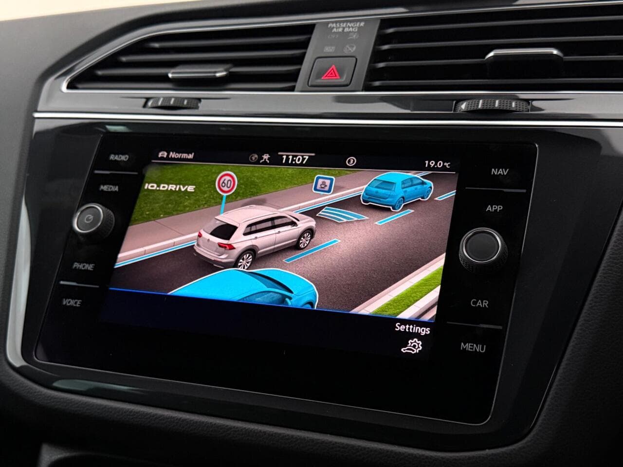 Volkswagen Tiguan thumbnail Infotainment System