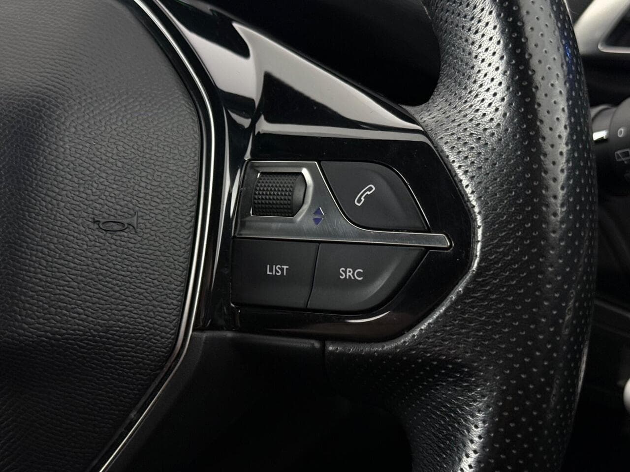 Peugeot 5008 thumbnail Misc Controls