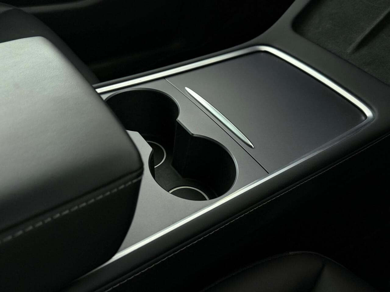 Tesla Model Y thumbnail Interior Front