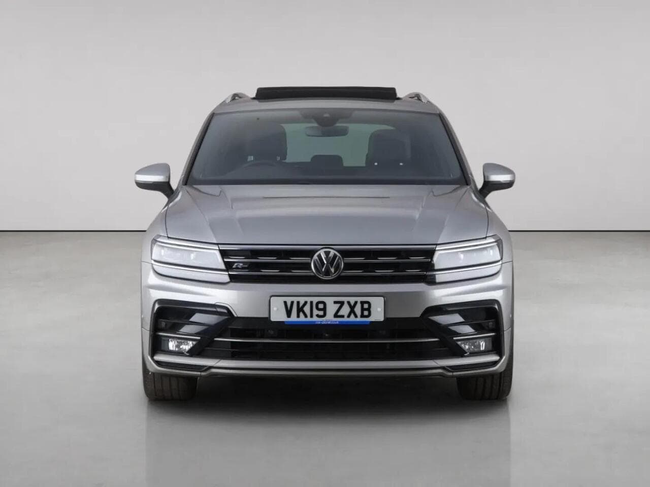 Volkswagen Tiguan thumbnail Front