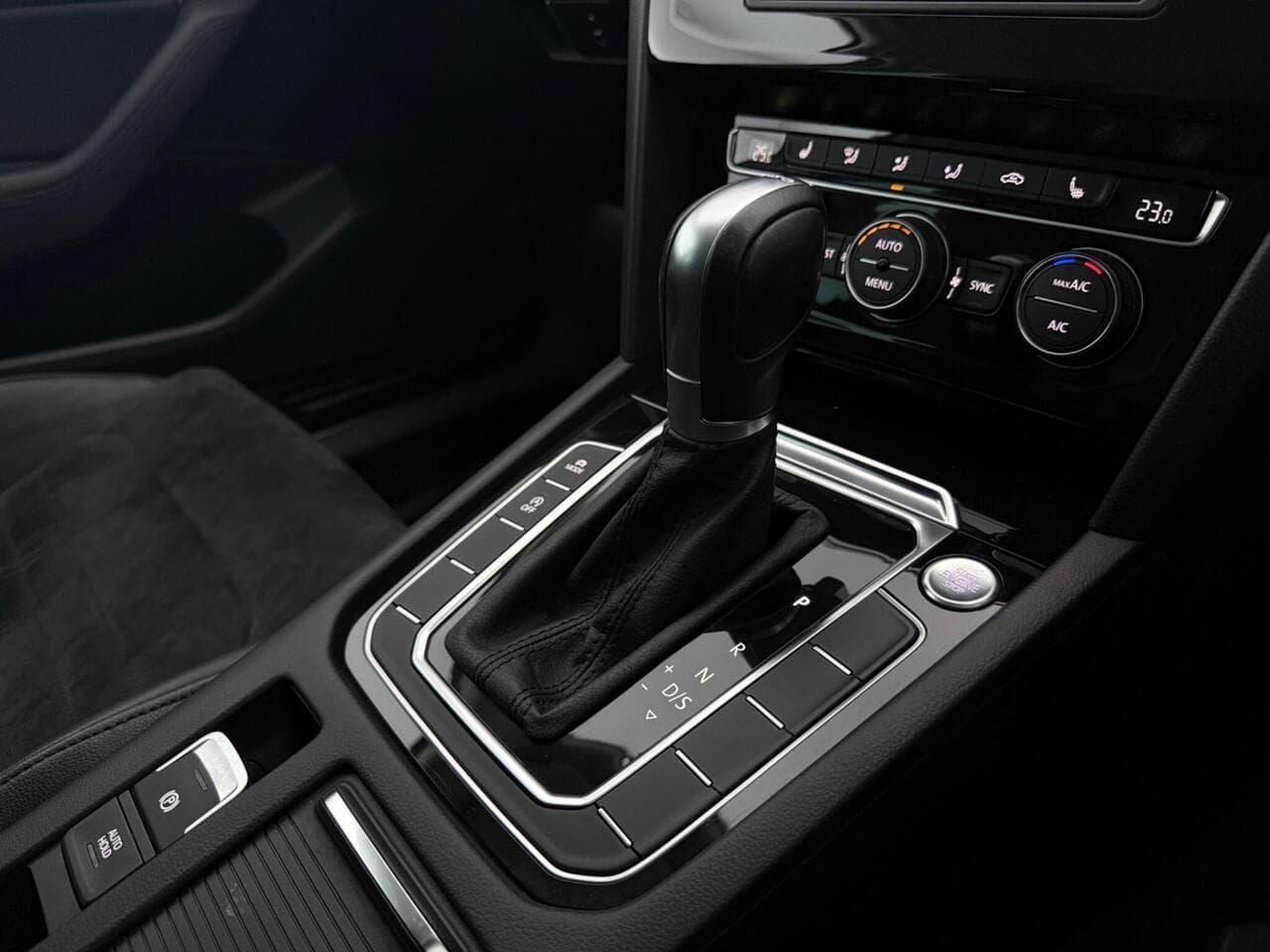 Volkswagen Passat thumbnail Interior Front