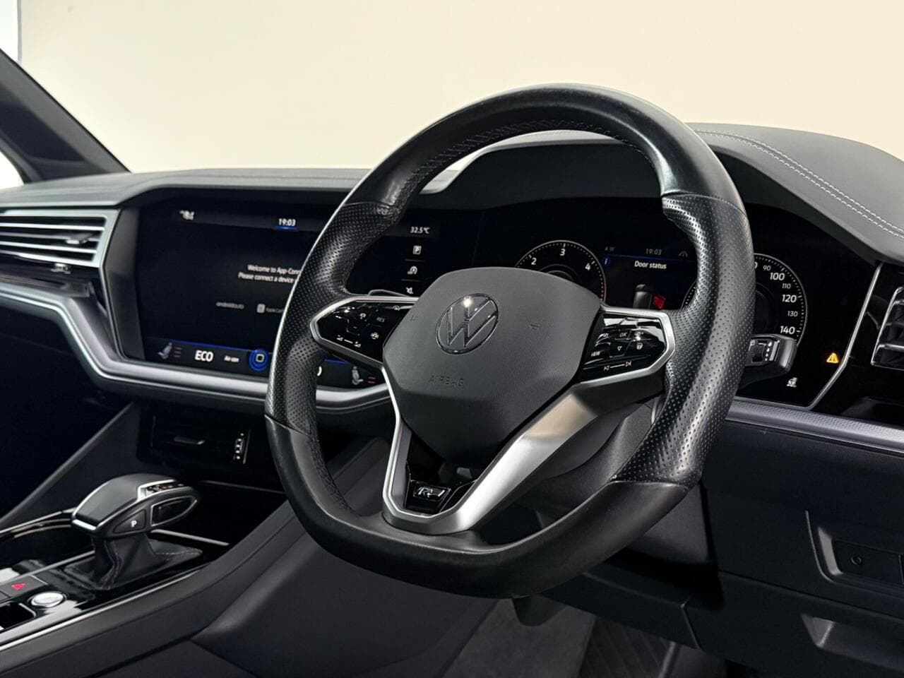 Volkswagen Touareg thumbnail Steering Wheel
