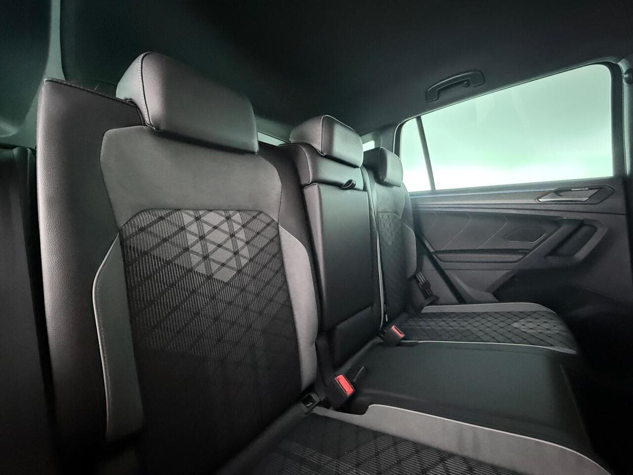 Volkswagen Tiguan thumbnail Seats Rear