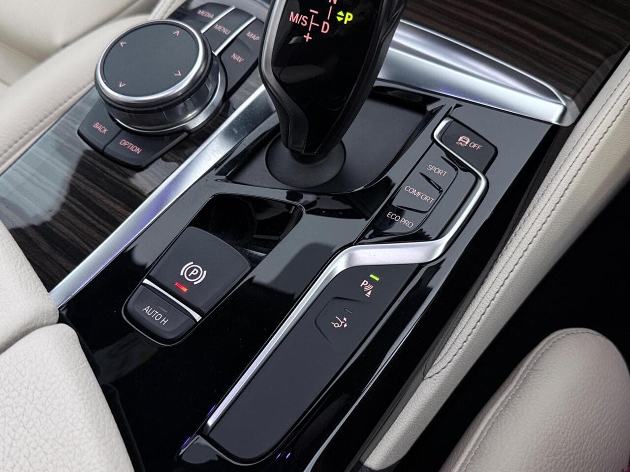 BMW 6 Series Gran Turismo thumbnail Interior Front