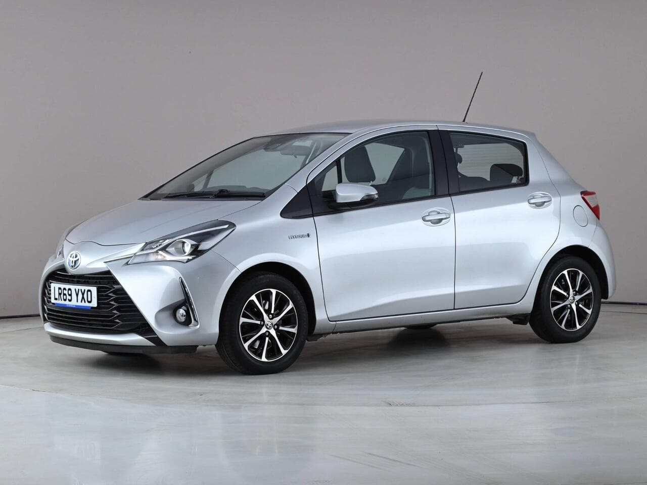 Toyota Yaris thumbnail Front Left