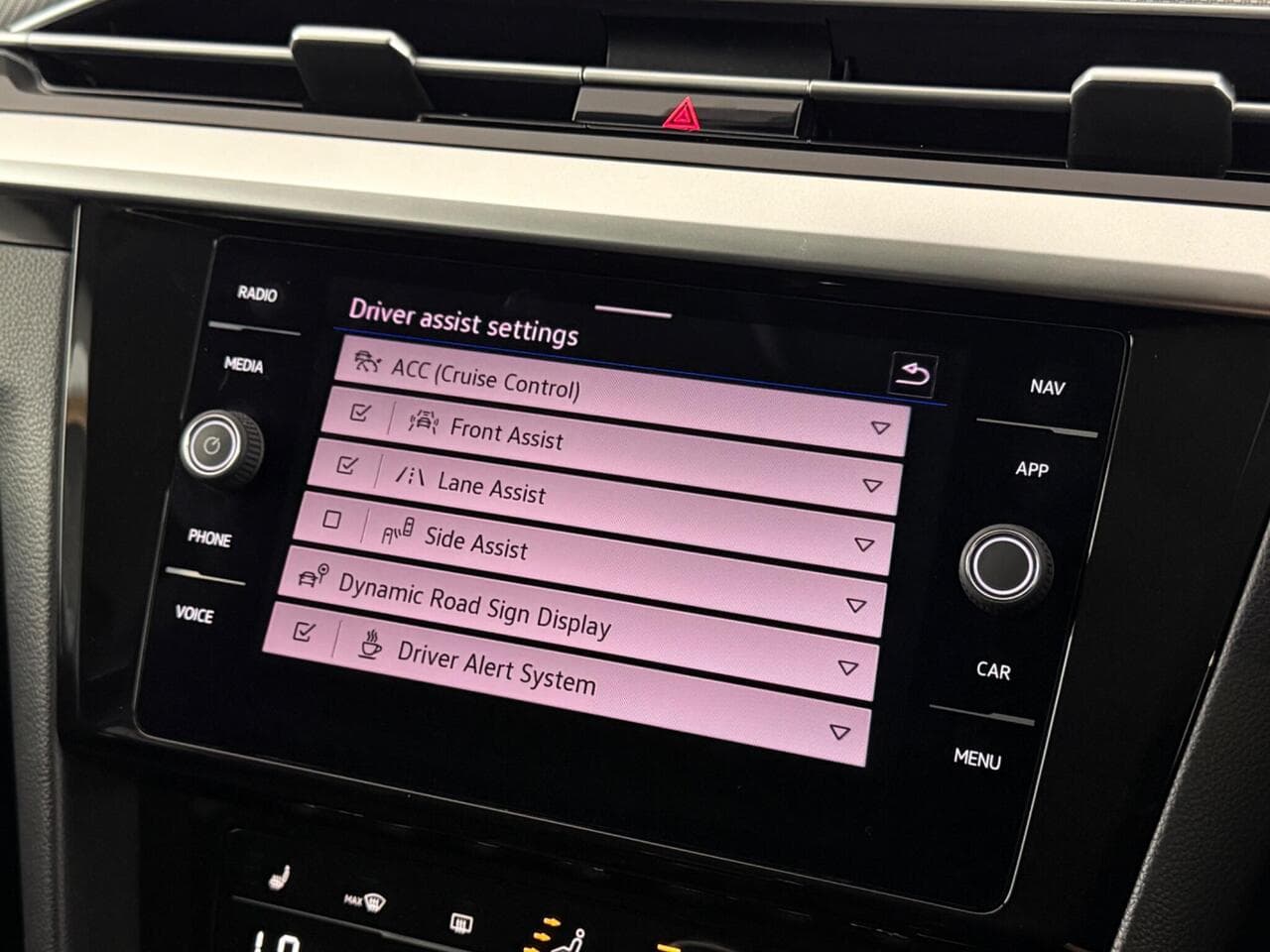 Volkswagen Arteon thumbnail Infotainment System