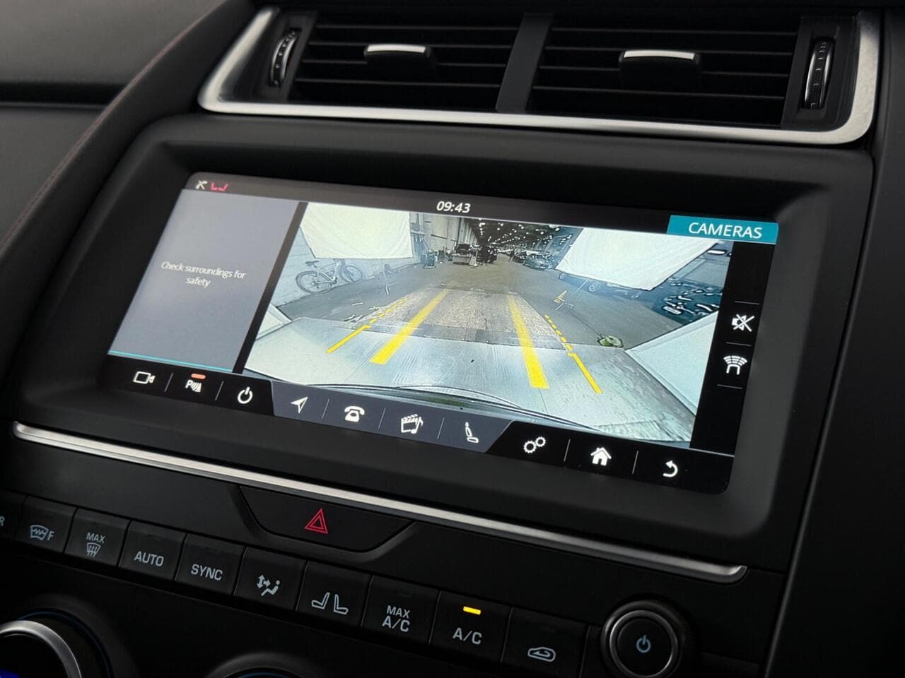 Jaguar E-PACE thumbnail Infotainment System