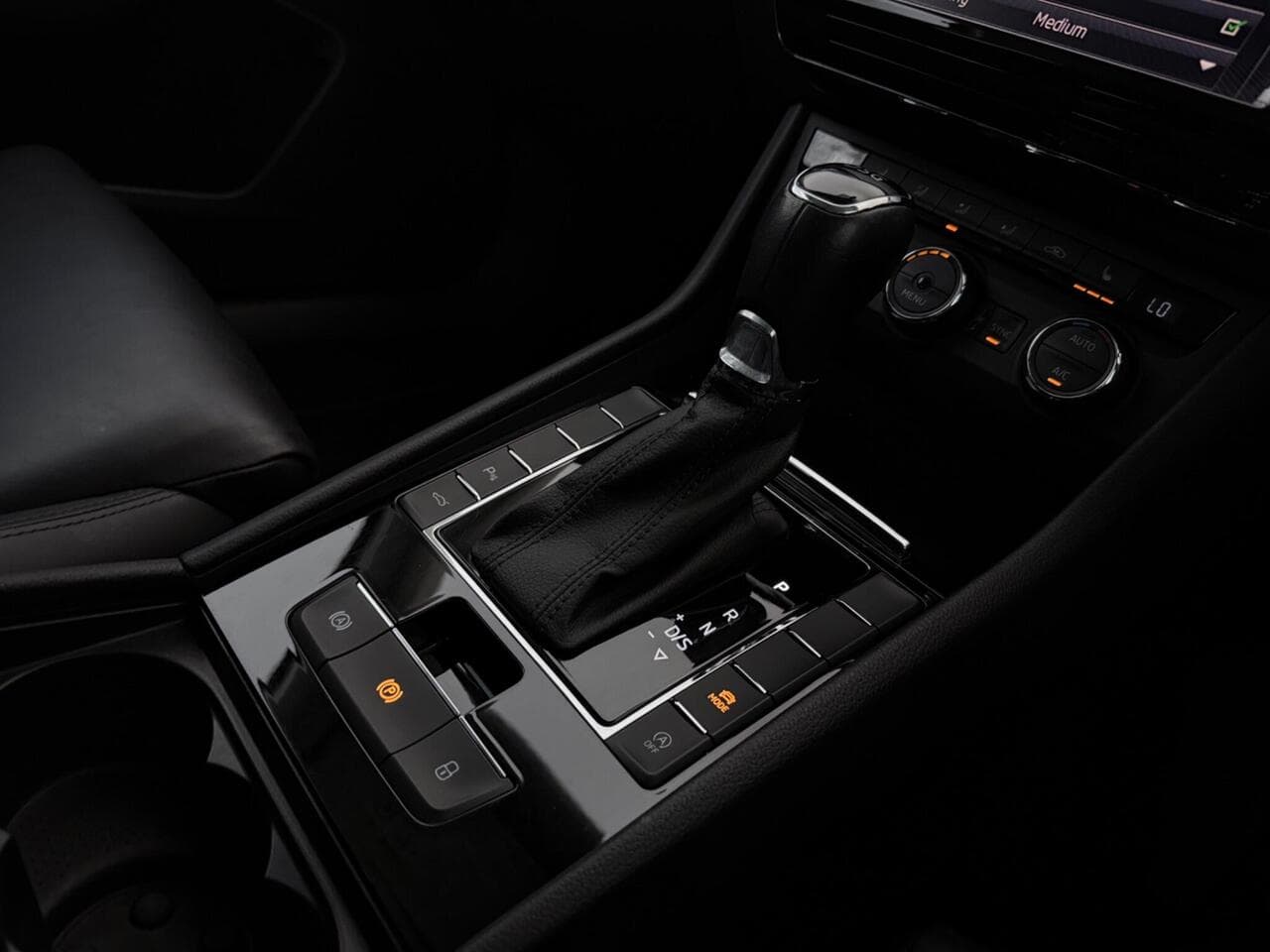 Skoda Superb thumbnail Interior Front