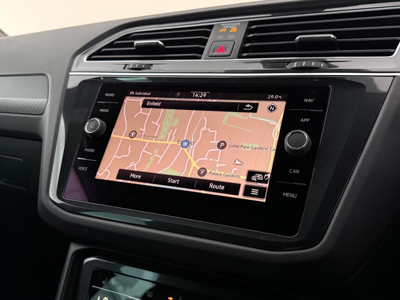 Volkswagen Tiguan thumbnail Infotainment System