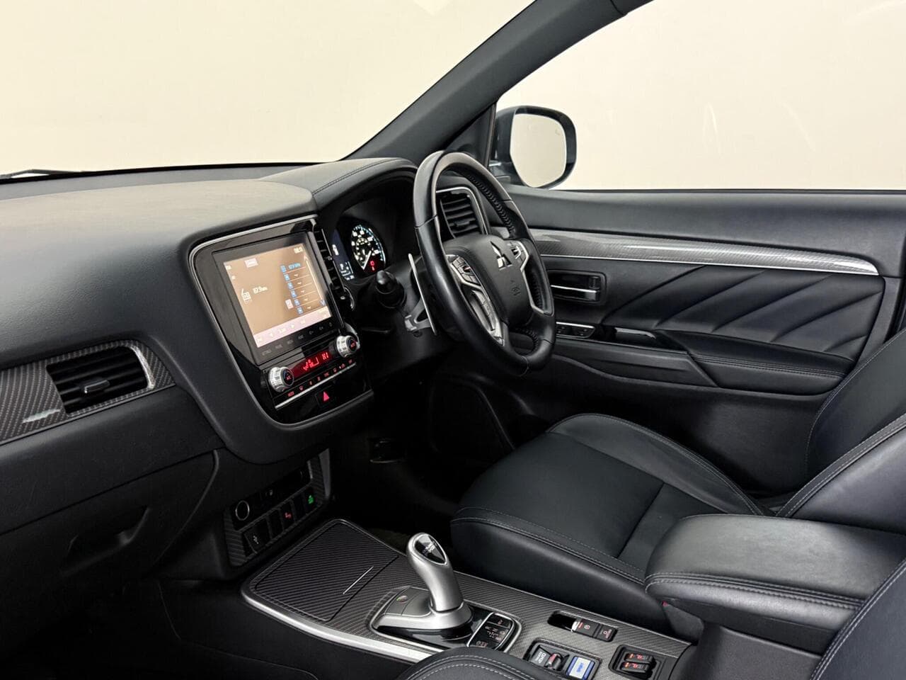 Mitsubishi Outlander thumbnail Interior Front