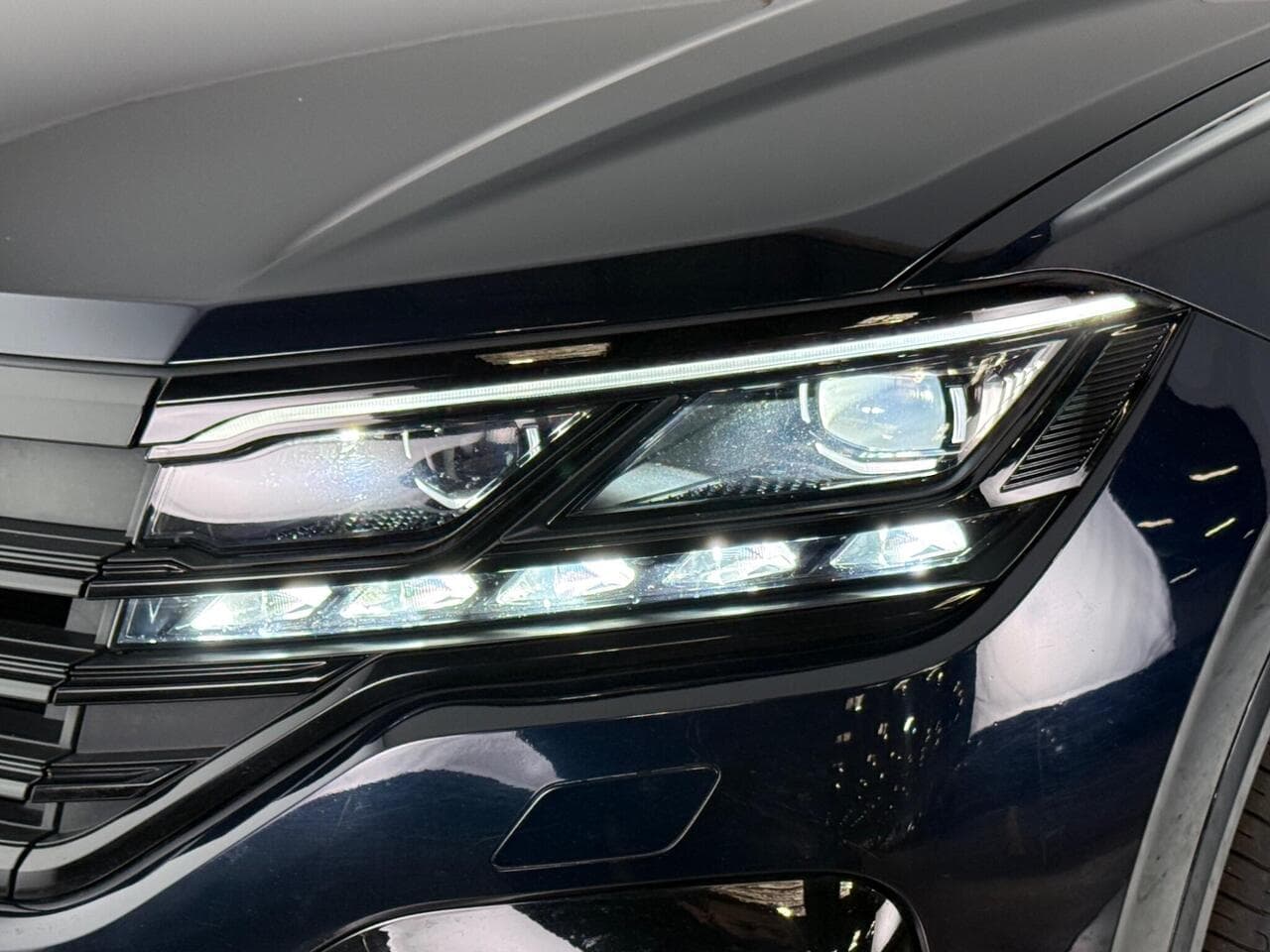 Volkswagen Touareg thumbnail Lights Front