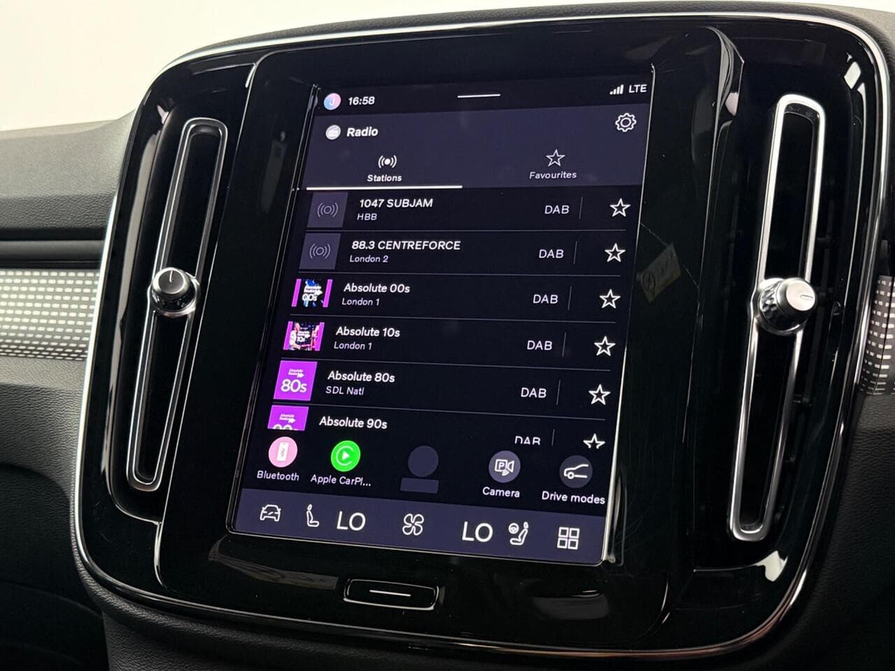 Volvo XC40 thumbnail Infotainment System