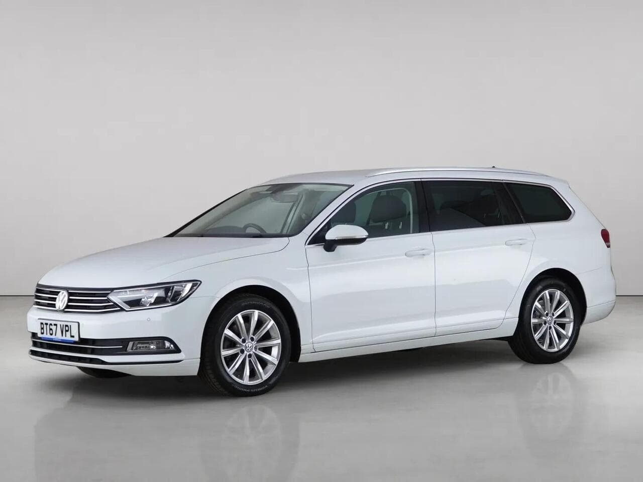 Volkswagen Passat thumbnail Front Left