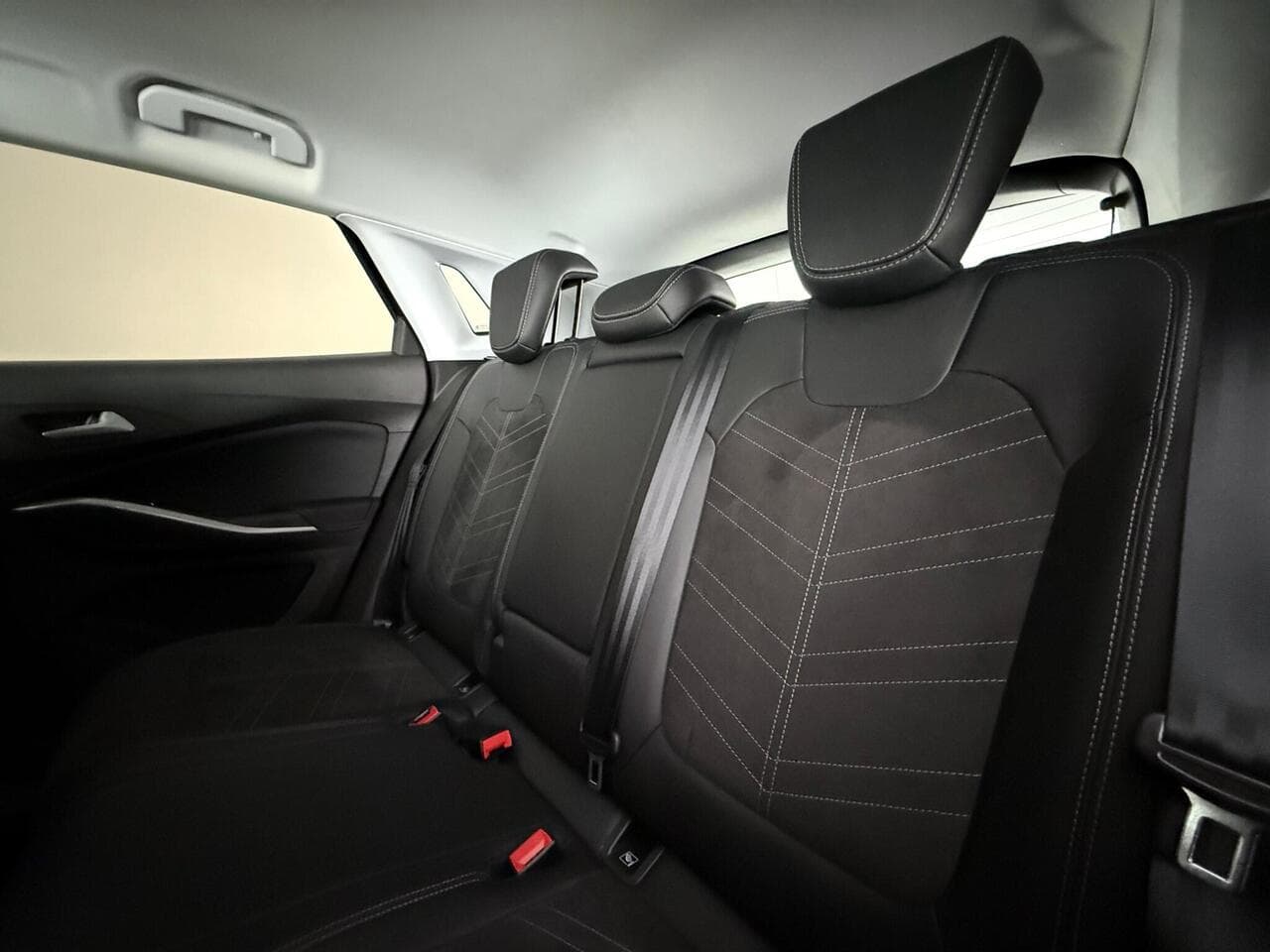 Vauxhall Grandland thumbnail Seats Rear