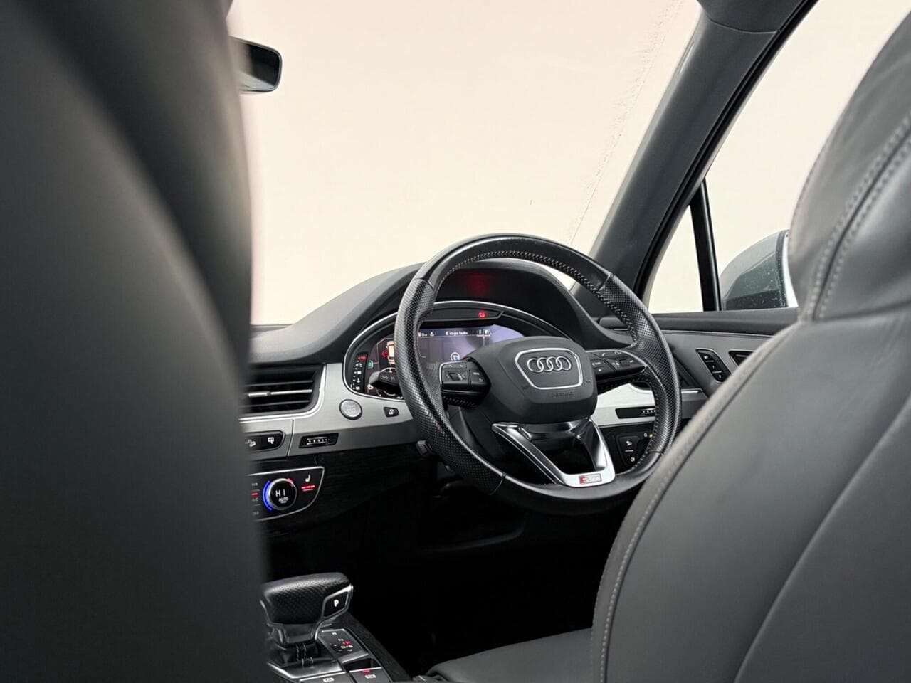 Audi Q7 thumbnail Interior Front