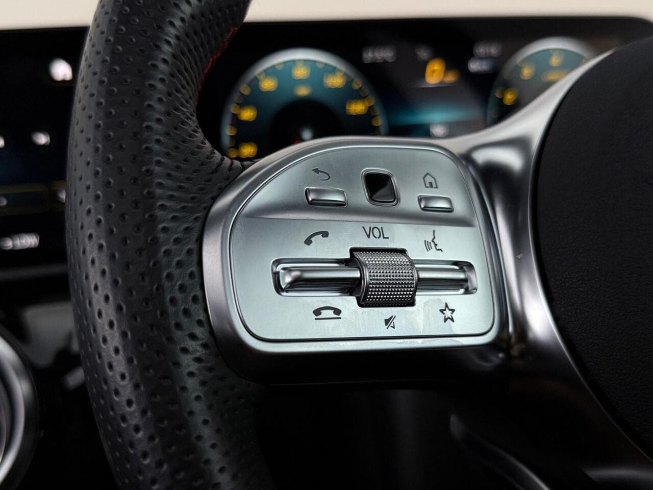 Mercedes-Benz CLA thumbnail Misc Controls