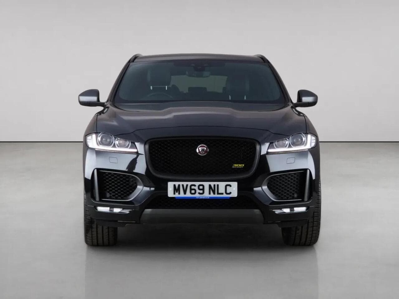 Jaguar F-PACE thumbnail Front