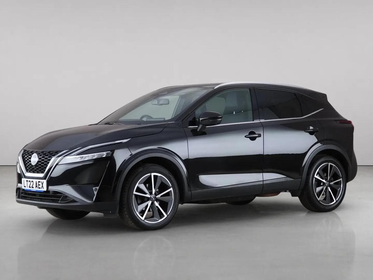Nissan Qashqai thumbnail Front Left