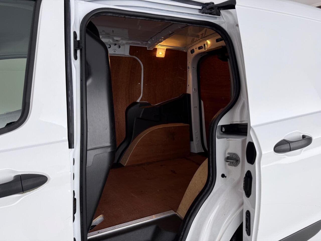 Ford Transit Courier thumbnail Cargo Space