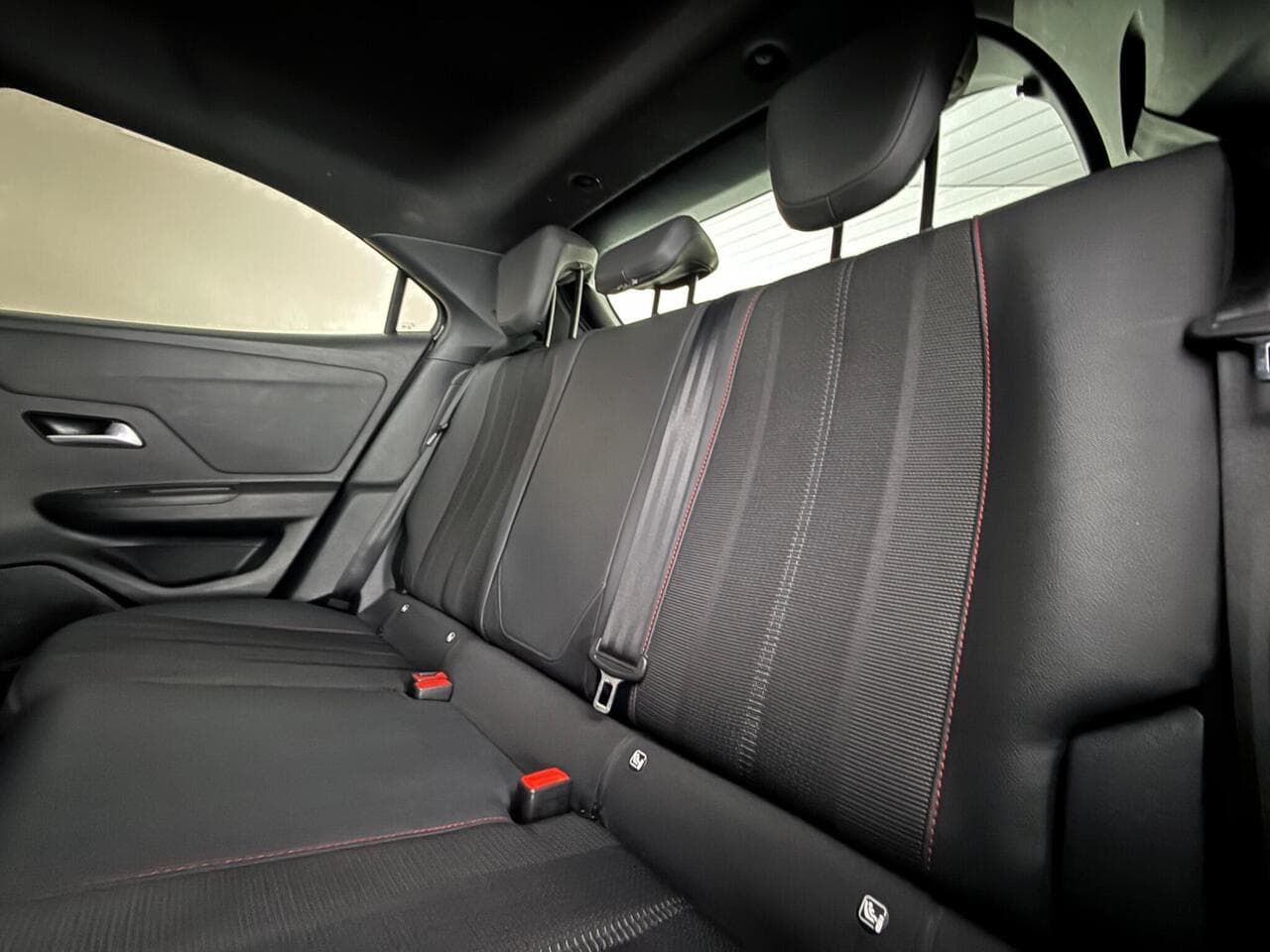 Vauxhall Mokka thumbnail Seats Rear