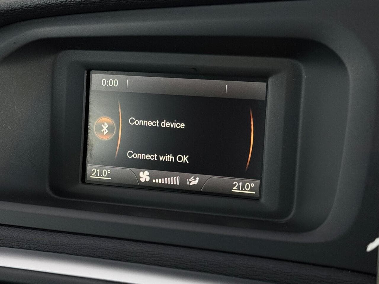 Volvo V40 Cross Country thumbnail Infotainment System