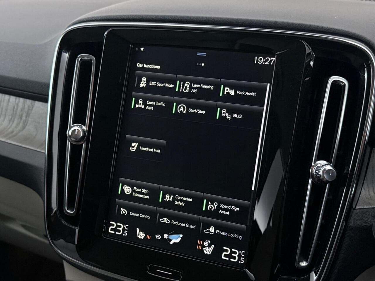 Volvo XC40 thumbnail Infotainment System