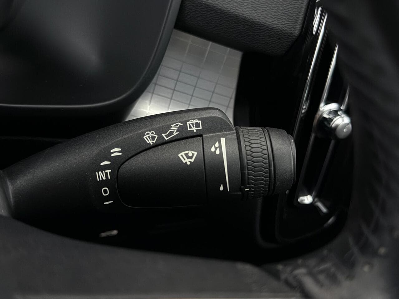 Volvo XC40 thumbnail Misc Controls