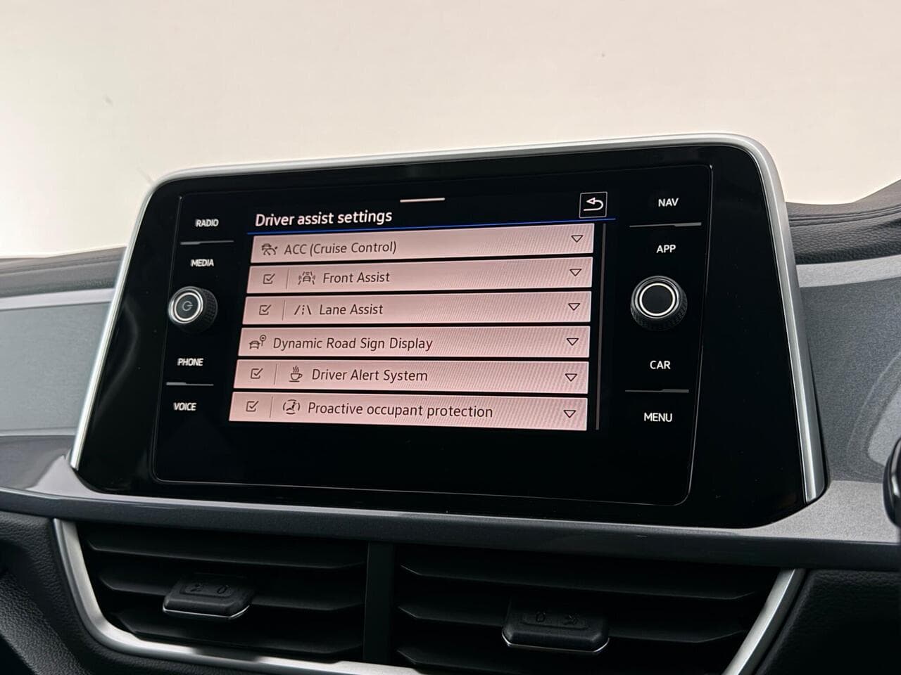 Volkswagen T-Roc thumbnail Infotainment System