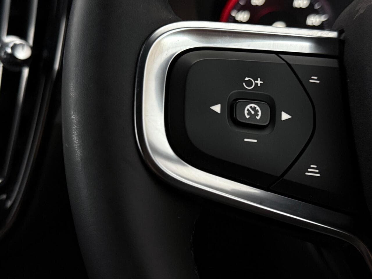 Volvo XC40 thumbnail Misc Controls