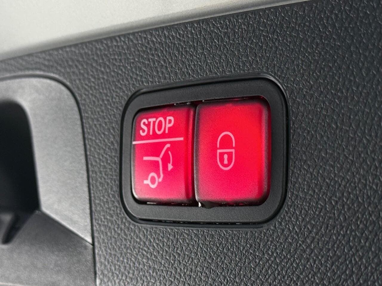 Mercedes-Benz GLC thumbnail Misc Controls