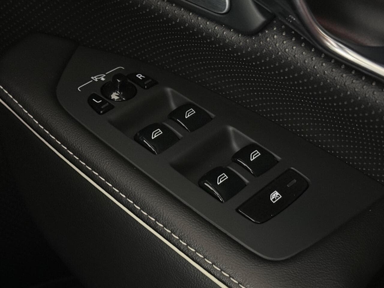 Volvo S90 thumbnail Misc Controls