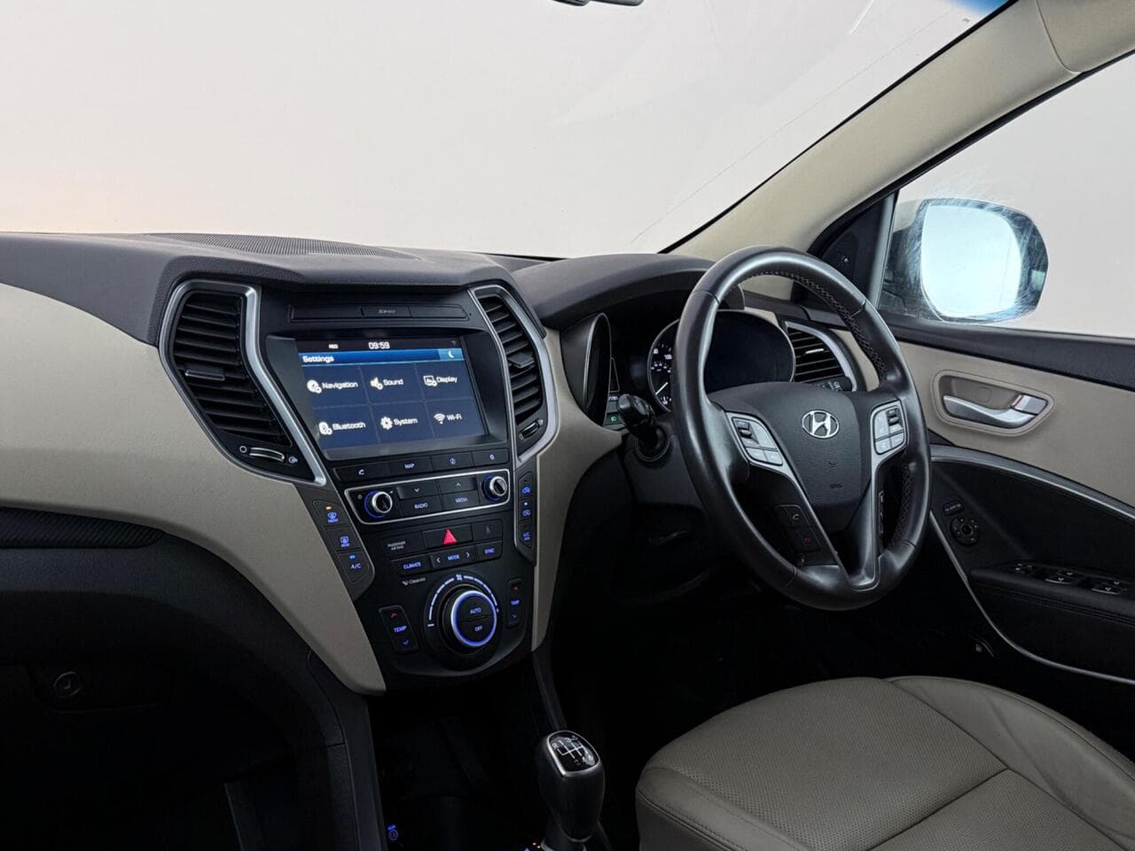 Hyundai Santa Fe thumbnail Interior Front