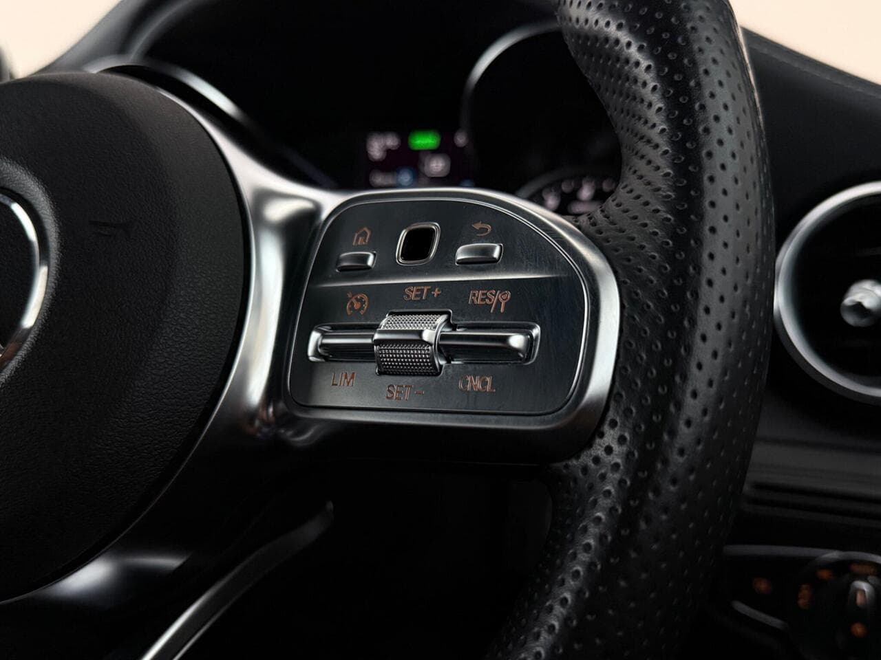 Mercedes-Benz GLC thumbnail Misc Controls