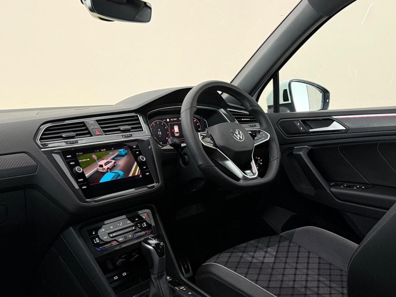 Volkswagen Tiguan thumbnail Interior Front