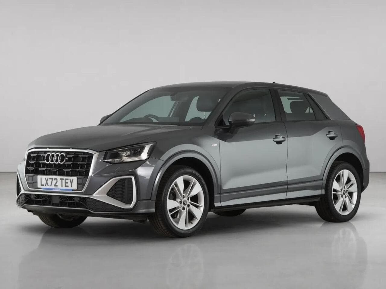 Audi Q2 thumbnail Front Left