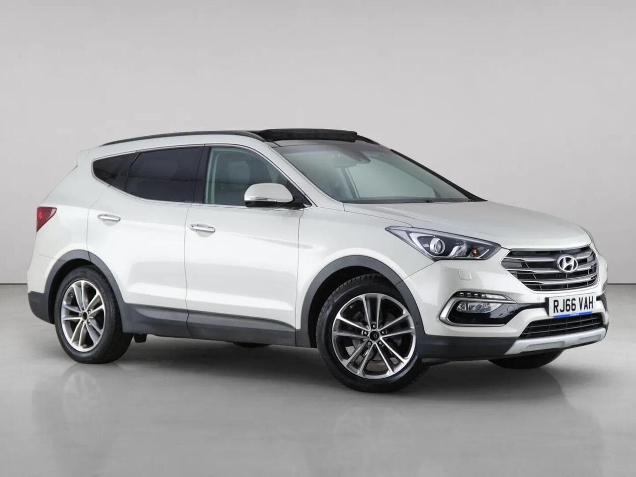 Hyundai Santa Fe - Hyundai Santa Fe 2.2 CRDi Blue Drive Premium SE Auto 4WD Euro 6 (s/s) 5dr (7 Seat)