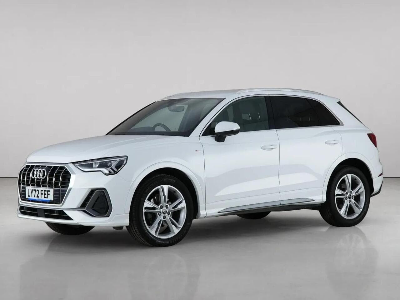 Audi Q3 thumbnail Front Left