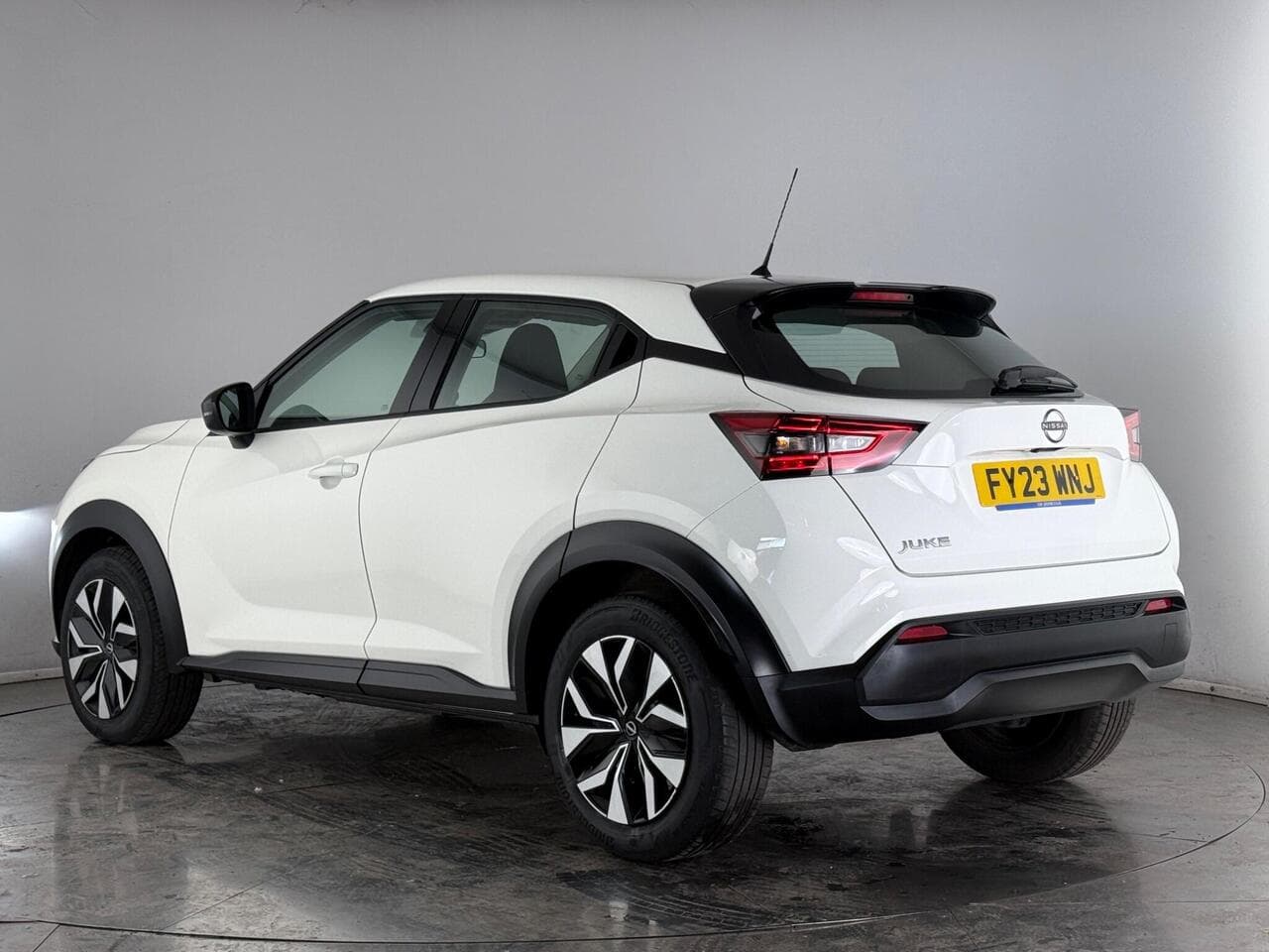 Nissan Juke thumbnail Rear Left