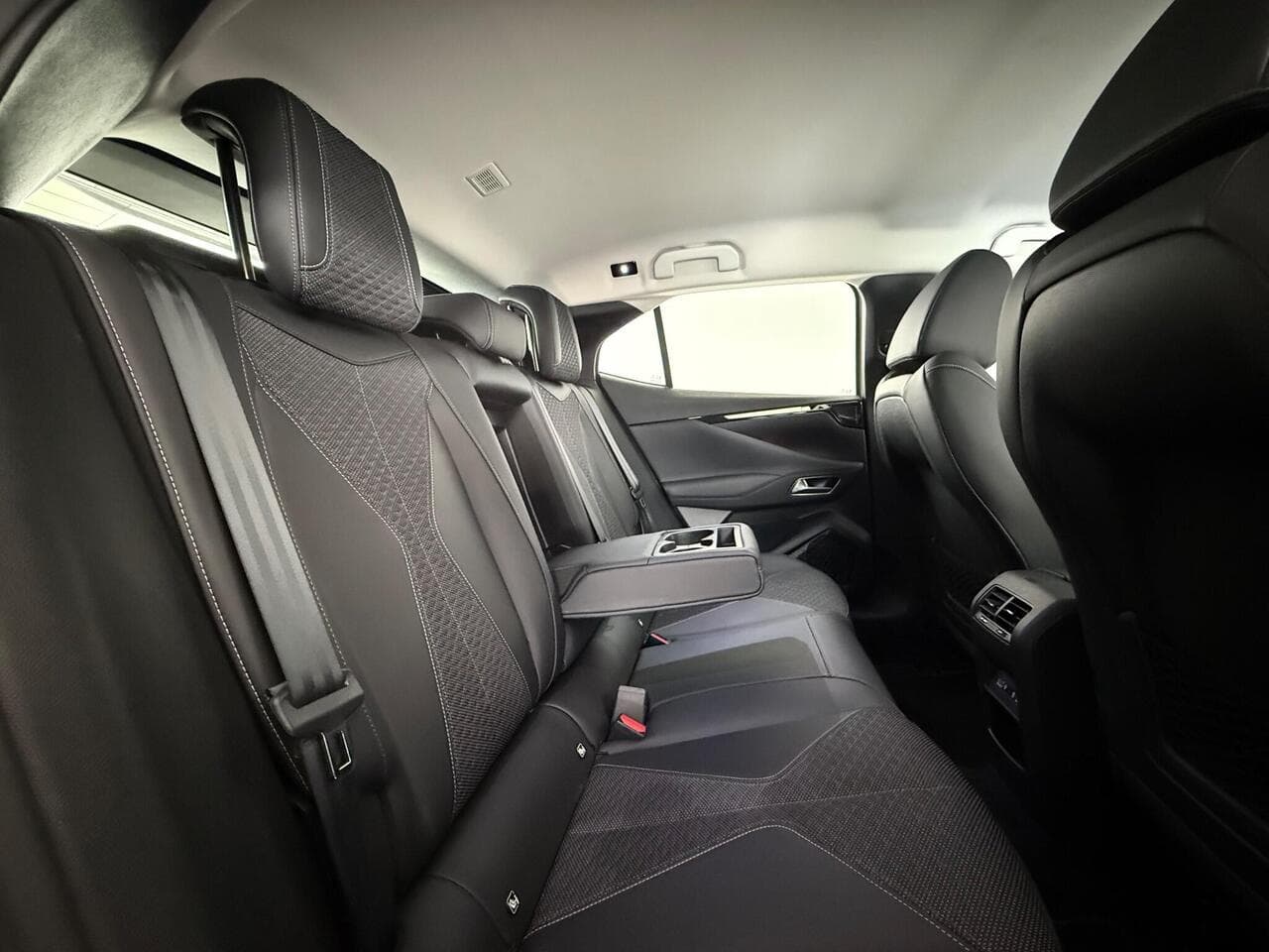DS AUTOMOBILES DS 4 thumbnail Seats Rear